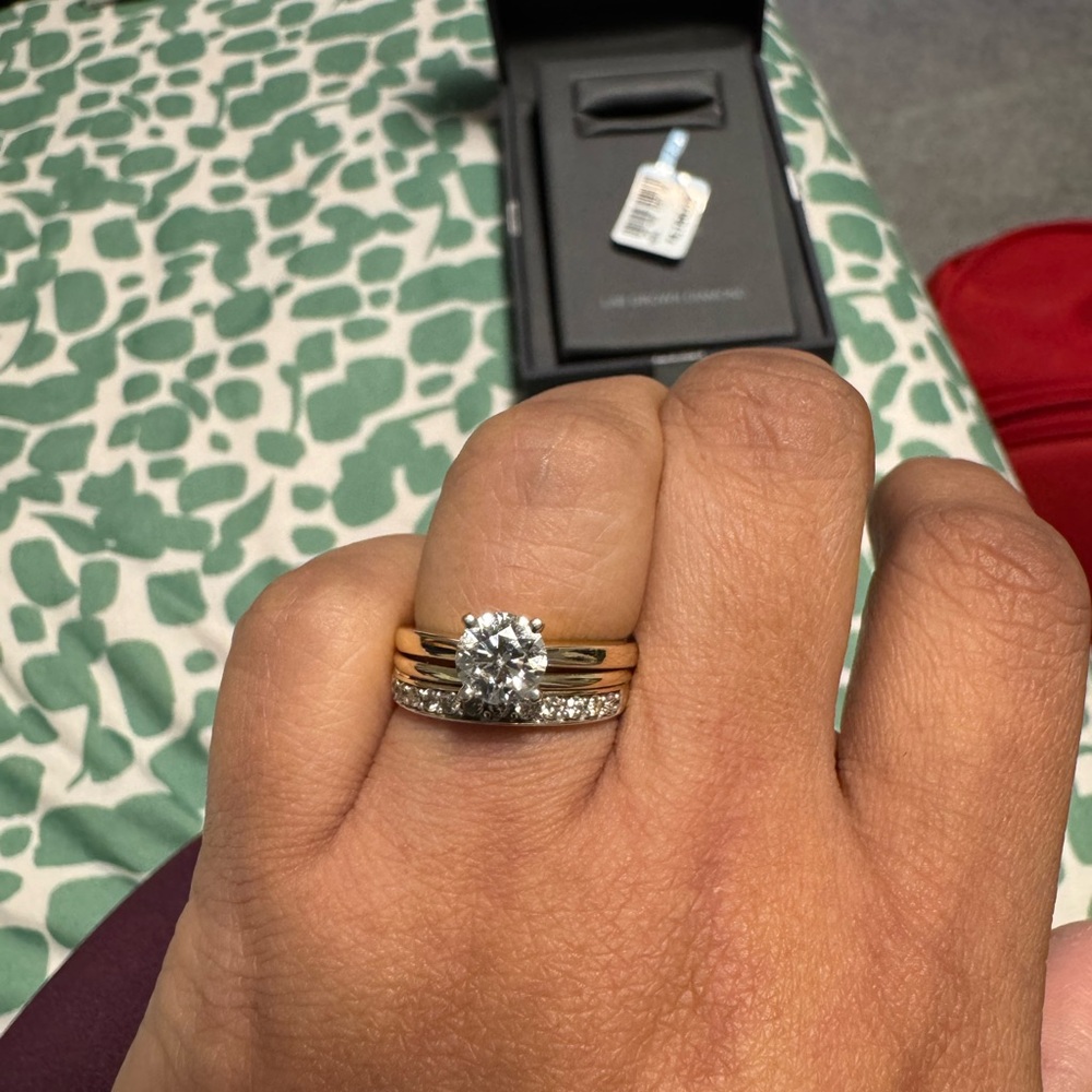 Elegant 10k Gold and diamond 1.25 CT wedding band - Picture 6 of 8